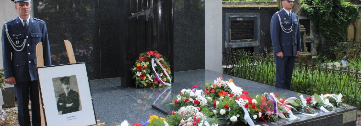 Hrobka Jana Kašpara s čestnou stráží vojáků Správy letiště Pardubice
