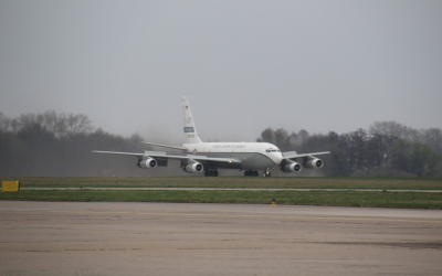 Přistání amerického Boeingu OC - 135B