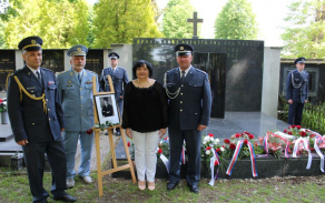 Zástupci armády spolu se členy Sdružení Aviatické pouti u hrobky Jana Kašpara.