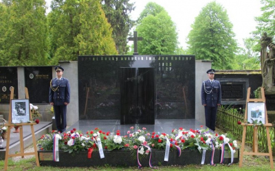 Čestná stráž vojáků ze Správy letiště Pardubice u hrobky Jana Kašpara.