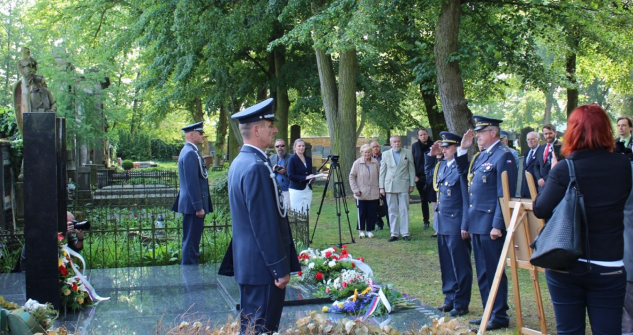 podplukovník Šťastný a major Vildman vzdávají poctu Janu Kašparovi