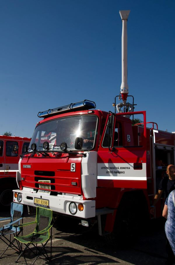 Letos poprvé se účastnili ukázkou techniky i letištní hasiči.