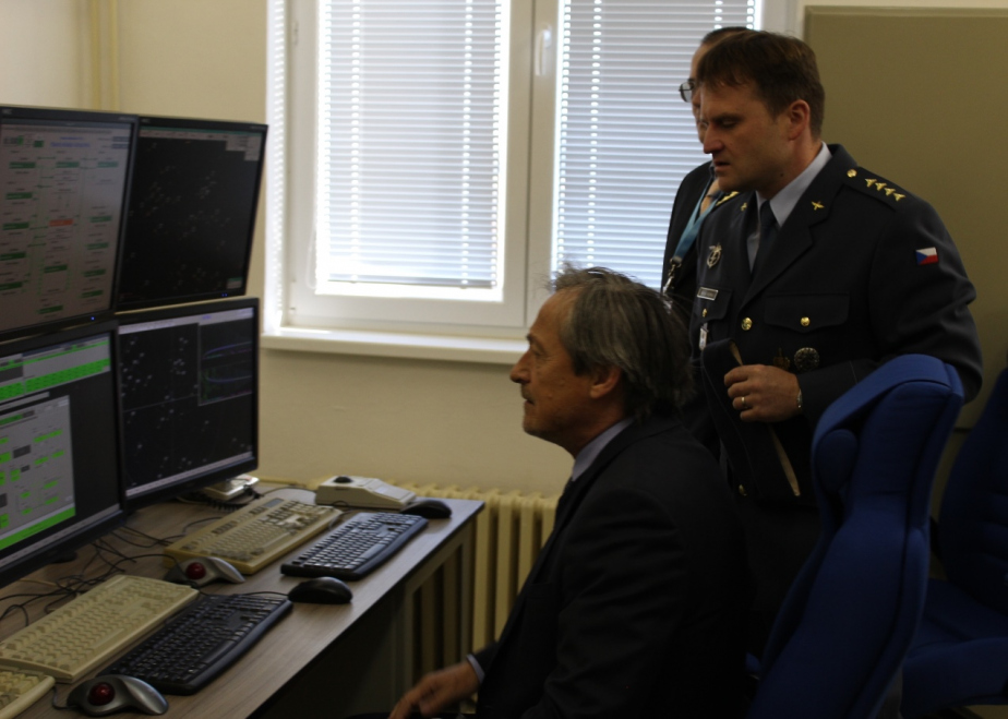 S fungováním radaru a jeho významem pro řízení letového provozu informuje velitel Technického roje radionavigačního zabezpečení kapitán Michal Hůrka