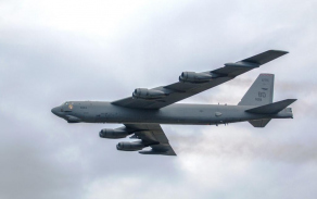Zúčastní se také americký strategický bombardér B-52